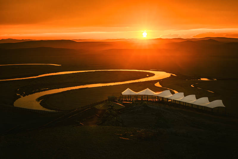 夕阳下的草原风光     乌兰山图片