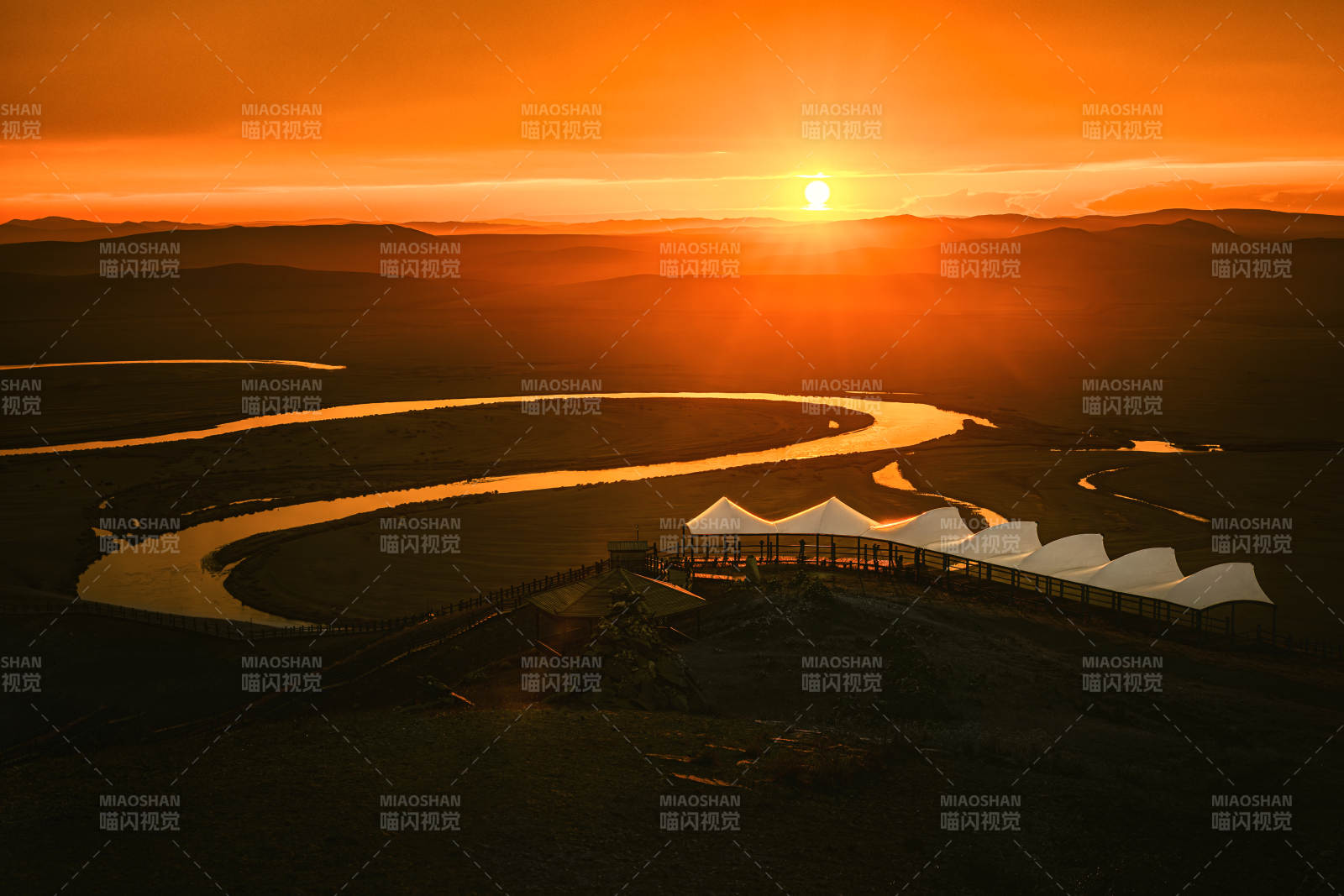 夕阳下的草原风光     乌兰山图片