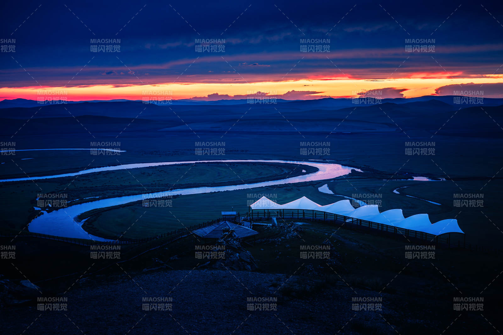 草原日落 河流蜿蜒   乌兰山图片