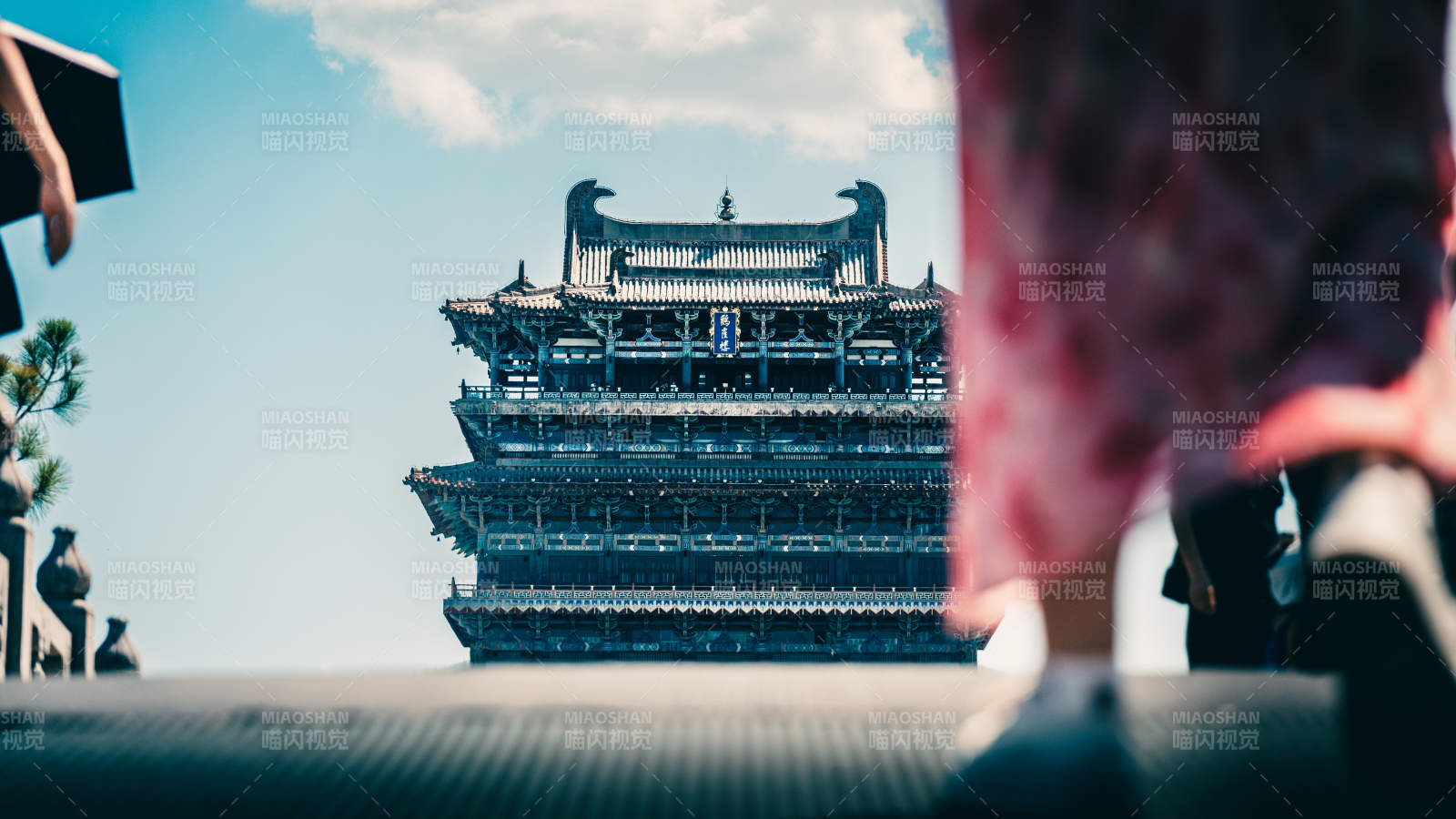 鹳雀楼映蓝天图片