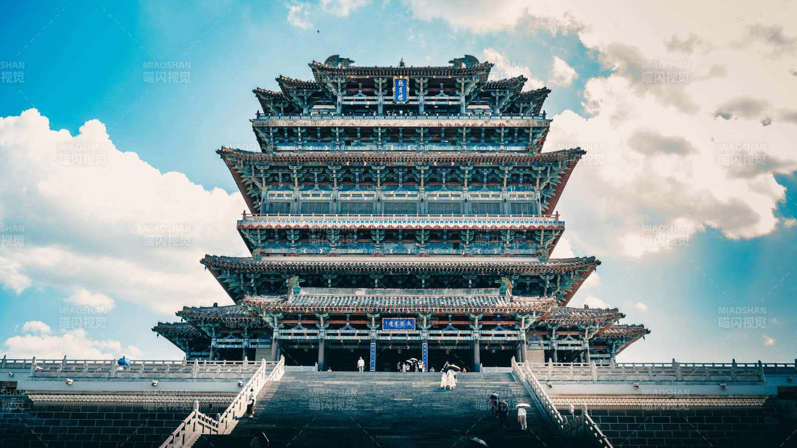 鹳雀楼雄姿 蓝天映衬图片