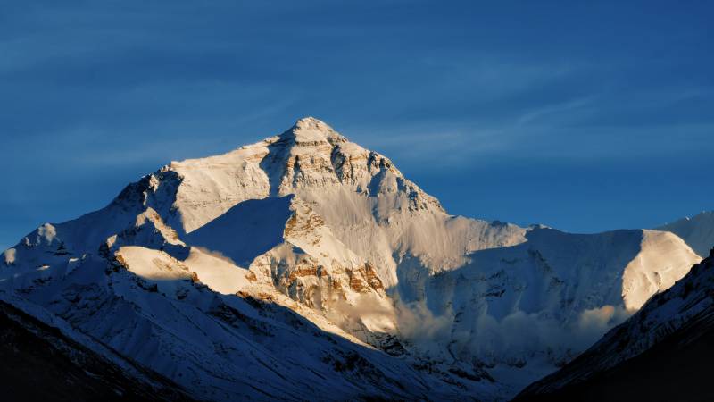 珠穆朗玛峰雪山之巅 蓝天映衬图片