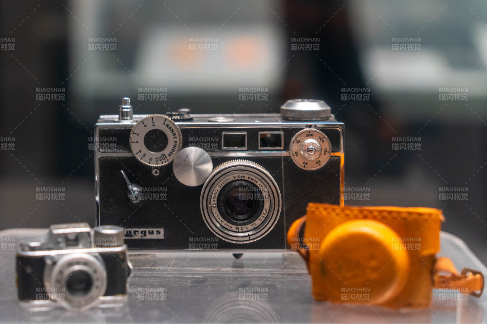 复古相机与橙色镜头盖图片