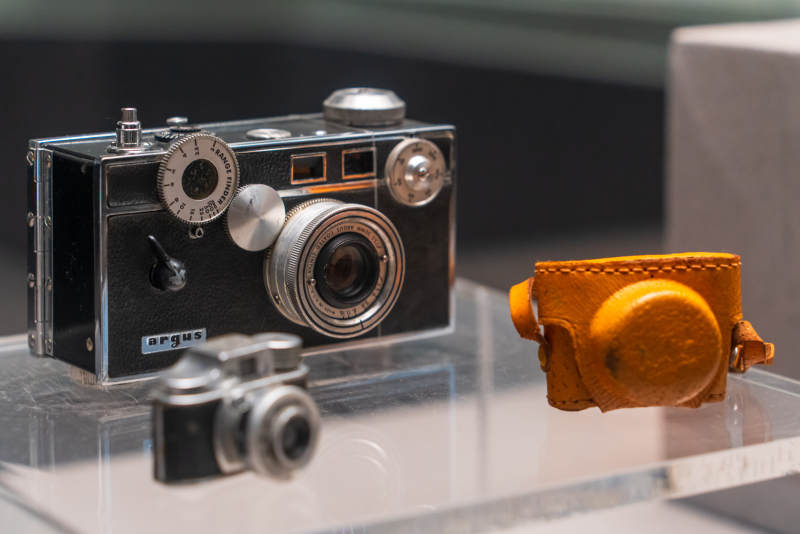 复古相机与橙色皮套展示图片