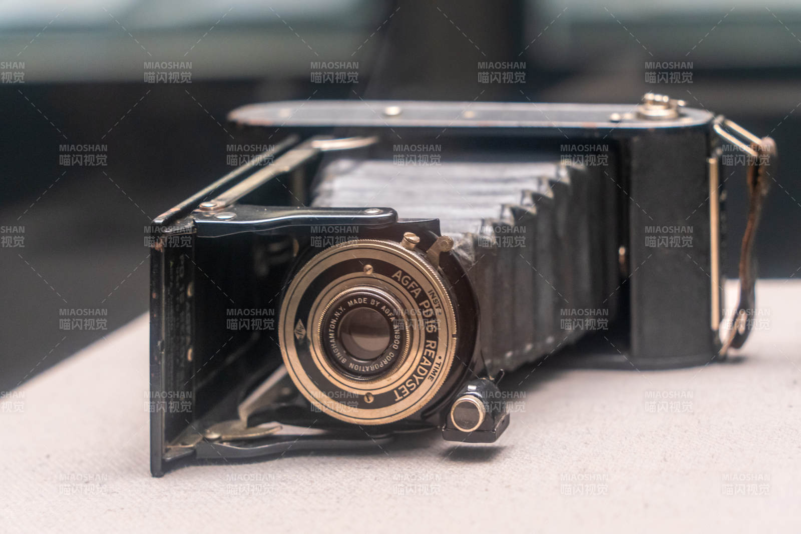 复古折叠相机特写图片