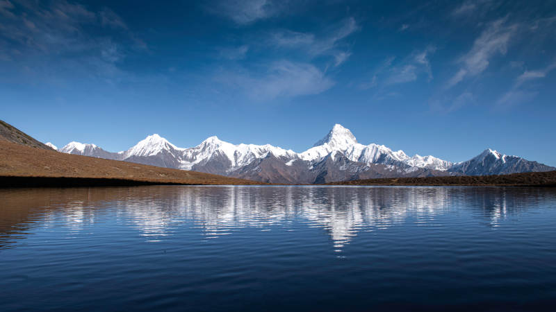 贡嘎山冷嘎措倒影图片