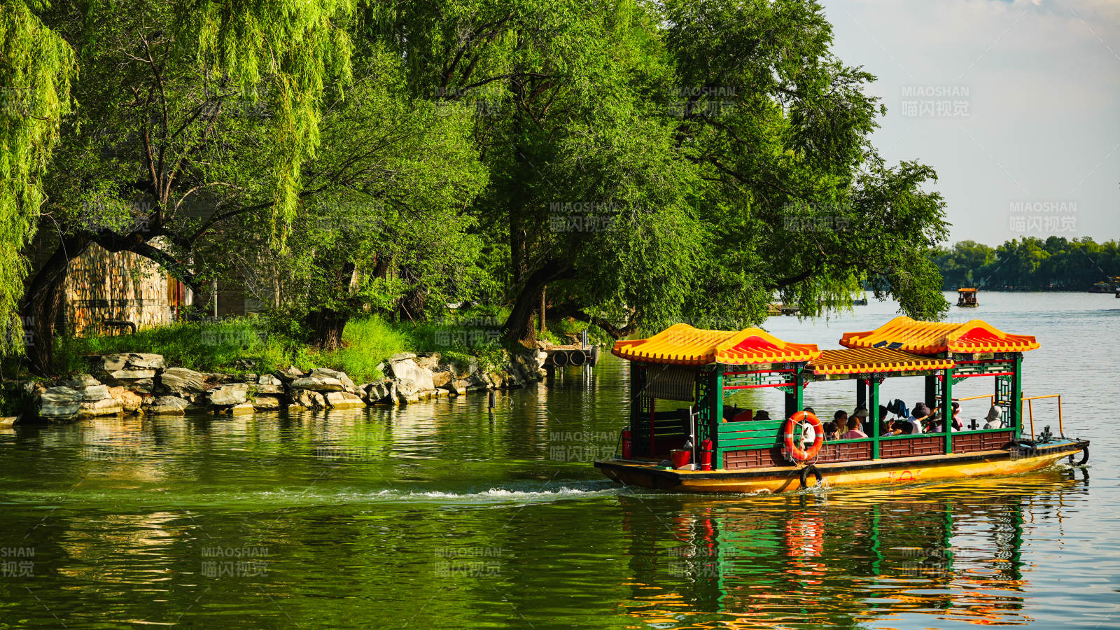 颐和园湖畔游船 绿树成荫图片