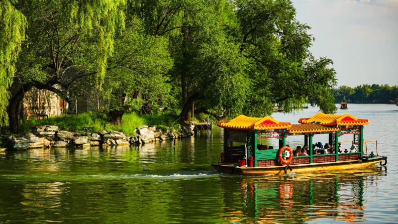 颐和园湖畔游船 绿树成荫图片