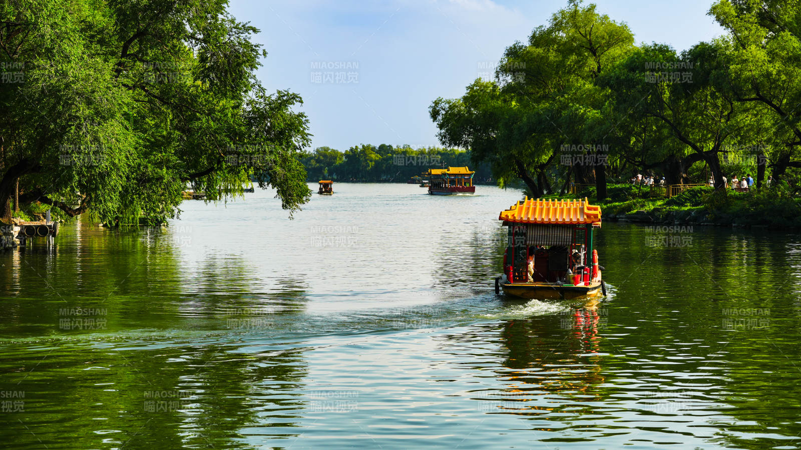 颐和园湖上画舫 绿树成荫图片