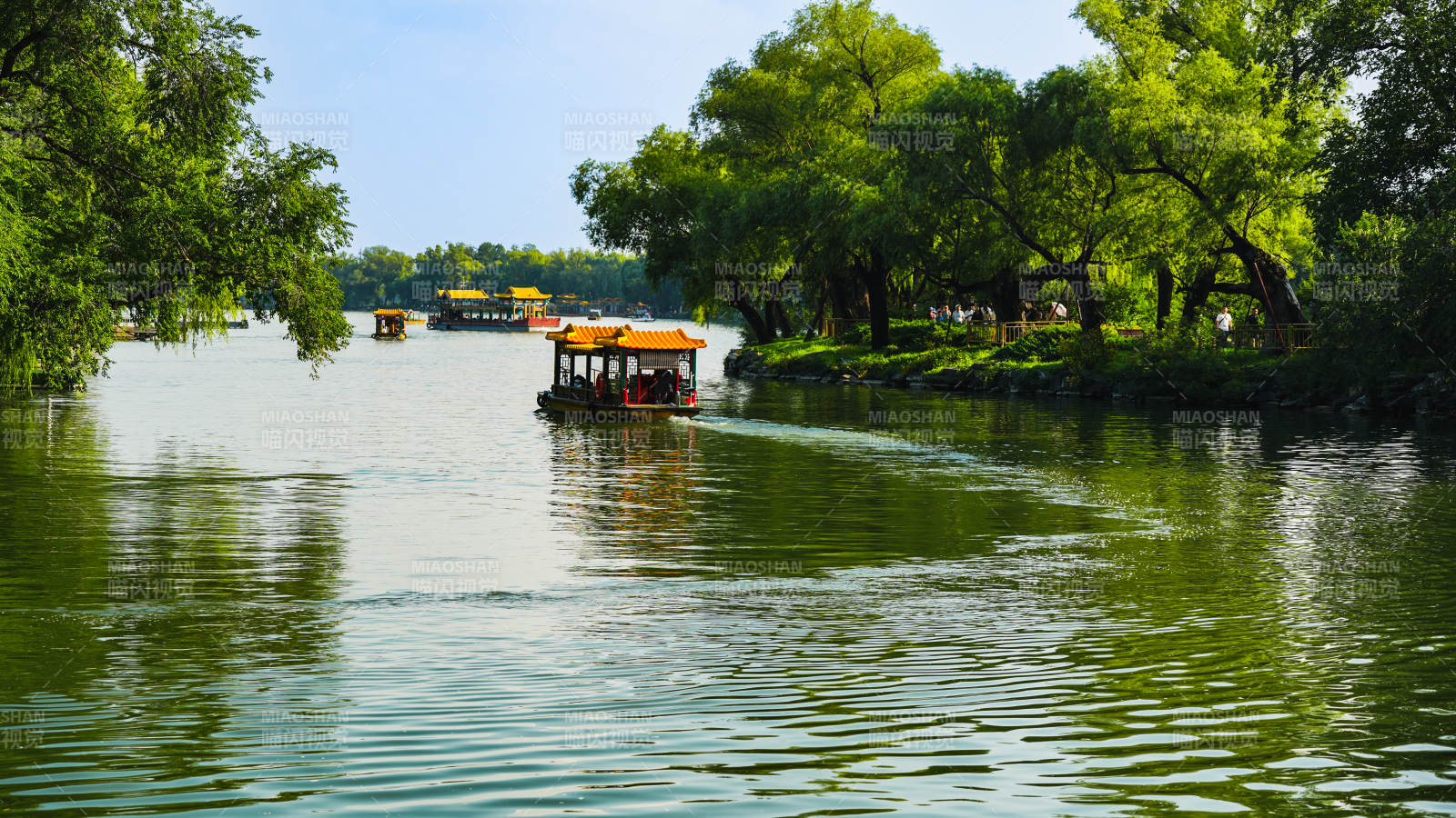 颐和园昆明湖波光绿影 游船悠悠图片