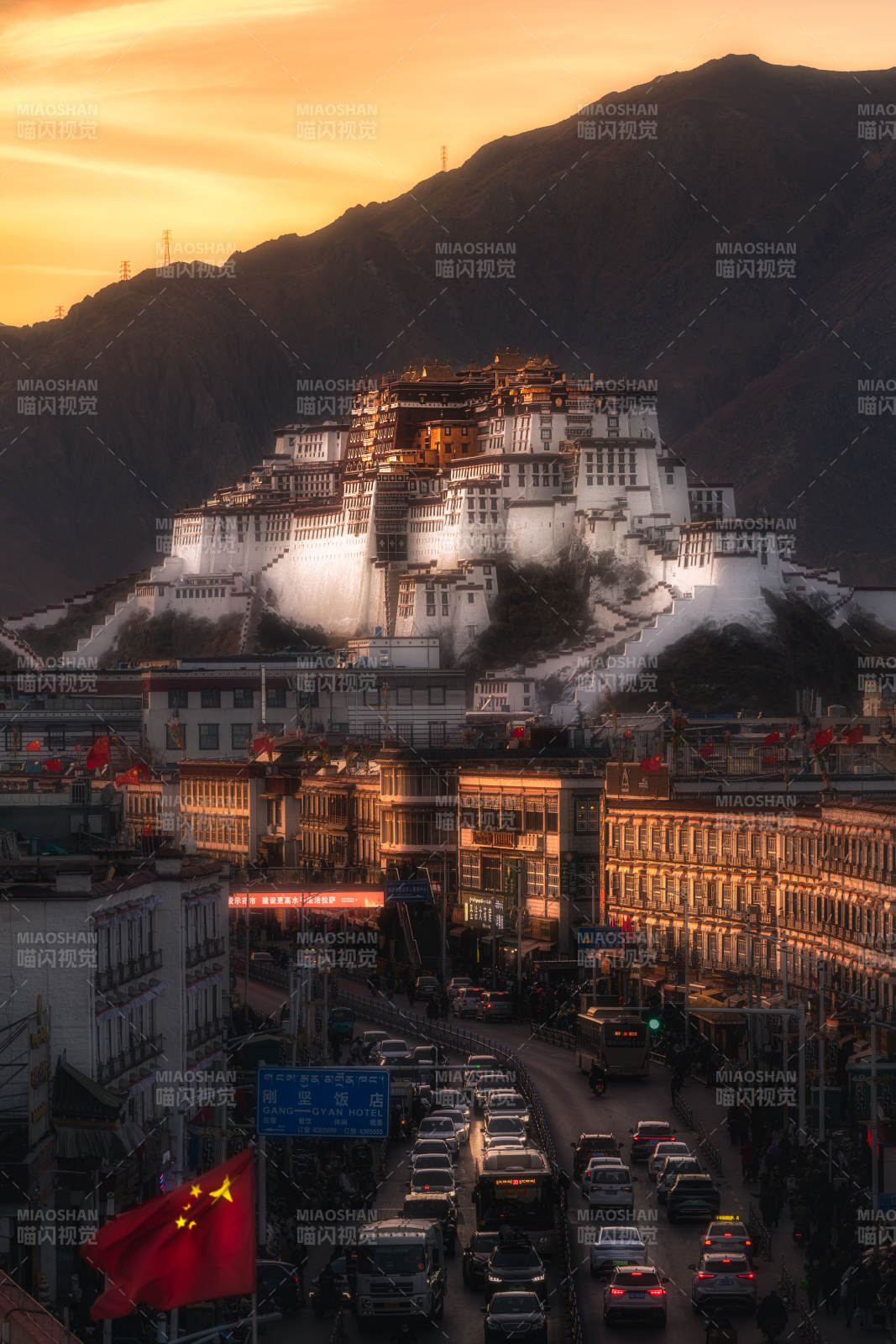 布达拉宫夕阳下的辉煌图片