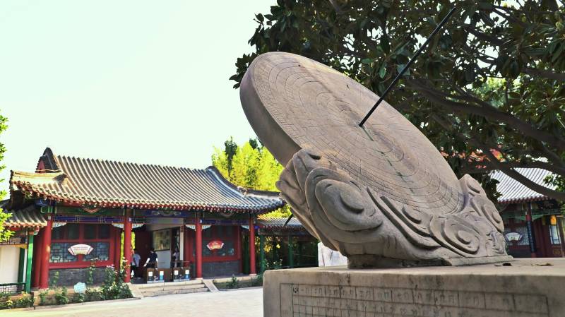 郭守敬纪念馆里的古代计时器---日晷图片