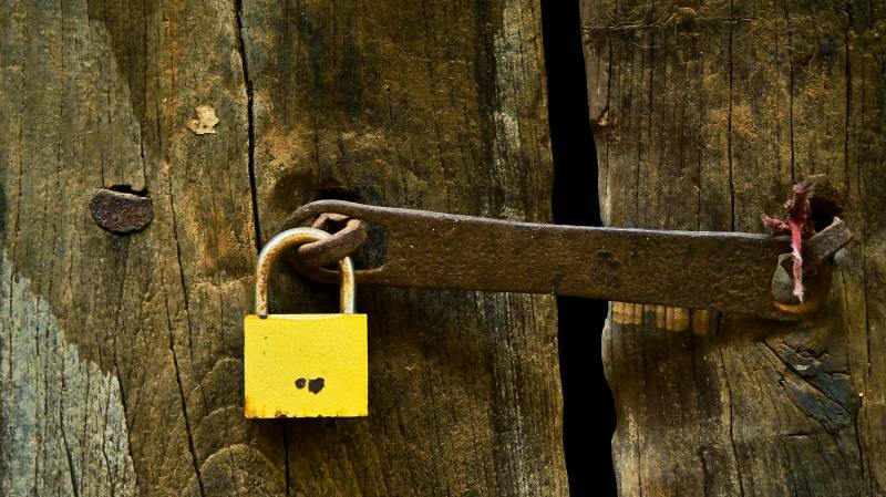 木门上的黄色锁头图片