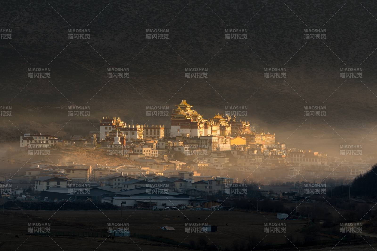 松赞林寺晨雾图片