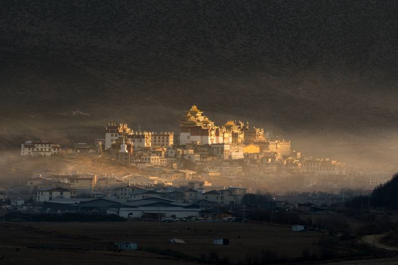 松赞林寺晨雾图片