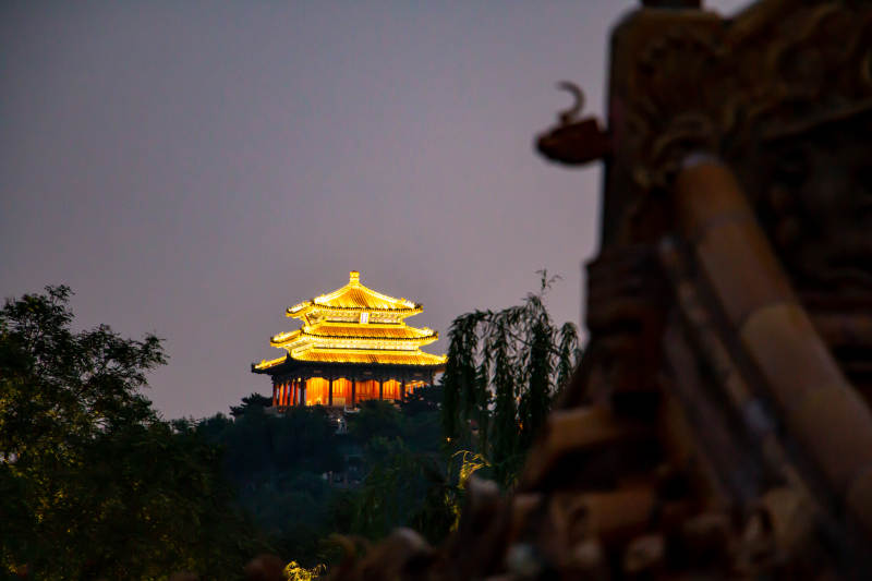 夜幕下的古塔光辉璀璨图片