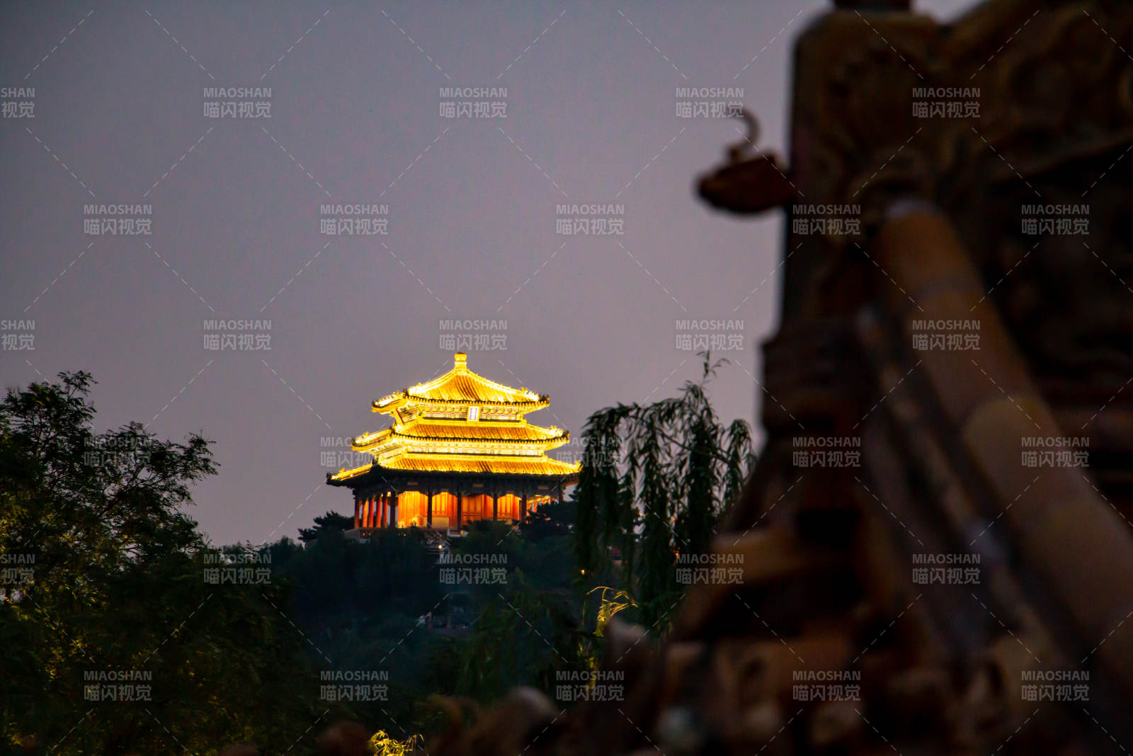 夜幕下的古塔光辉璀璨图片