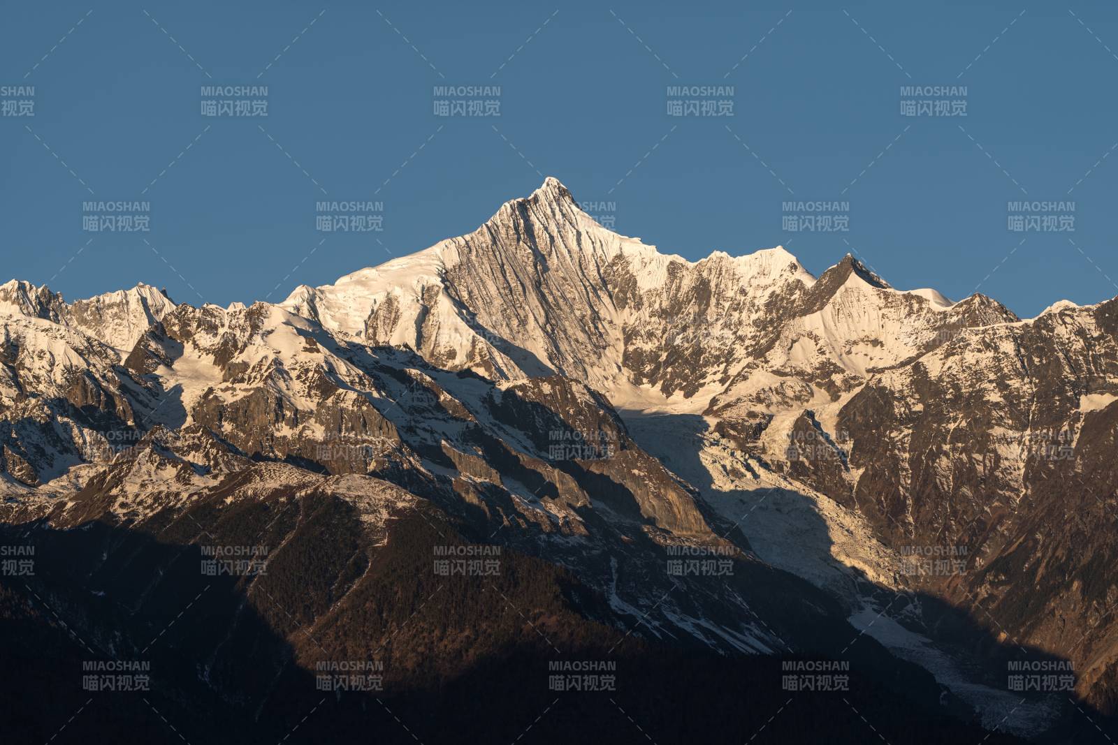 云南梅里雪山卡瓦格博图片