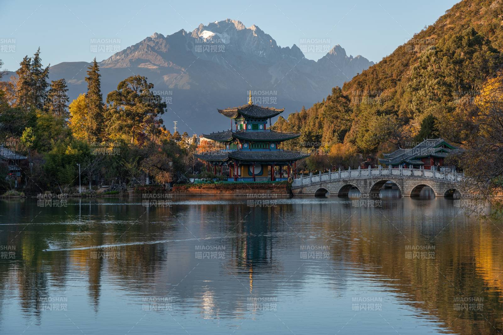 玉龙雪山下的宁静湖景图片
