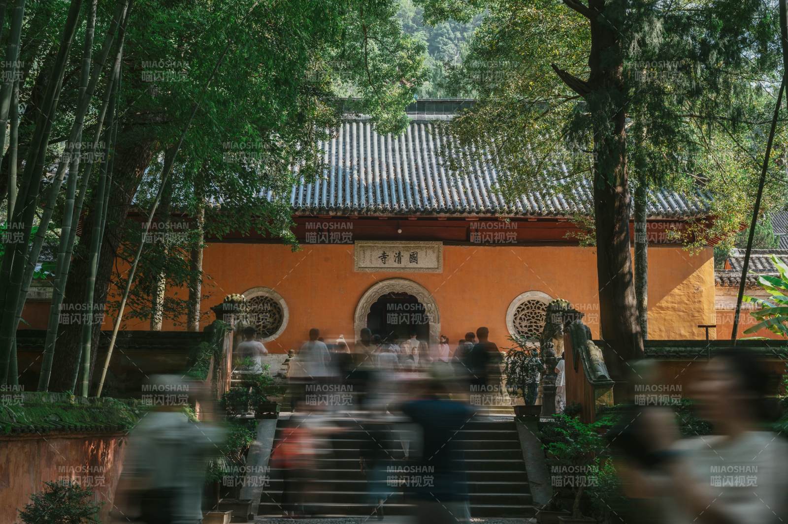 台州国清寺古寺幽径 人影匆匆图片