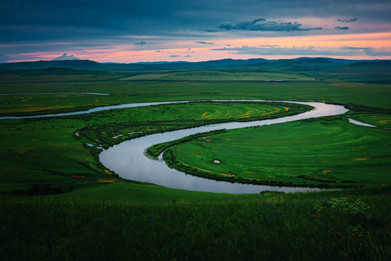 草原上的蜿蜒河流 --呼伦贝尔乌兰山图片