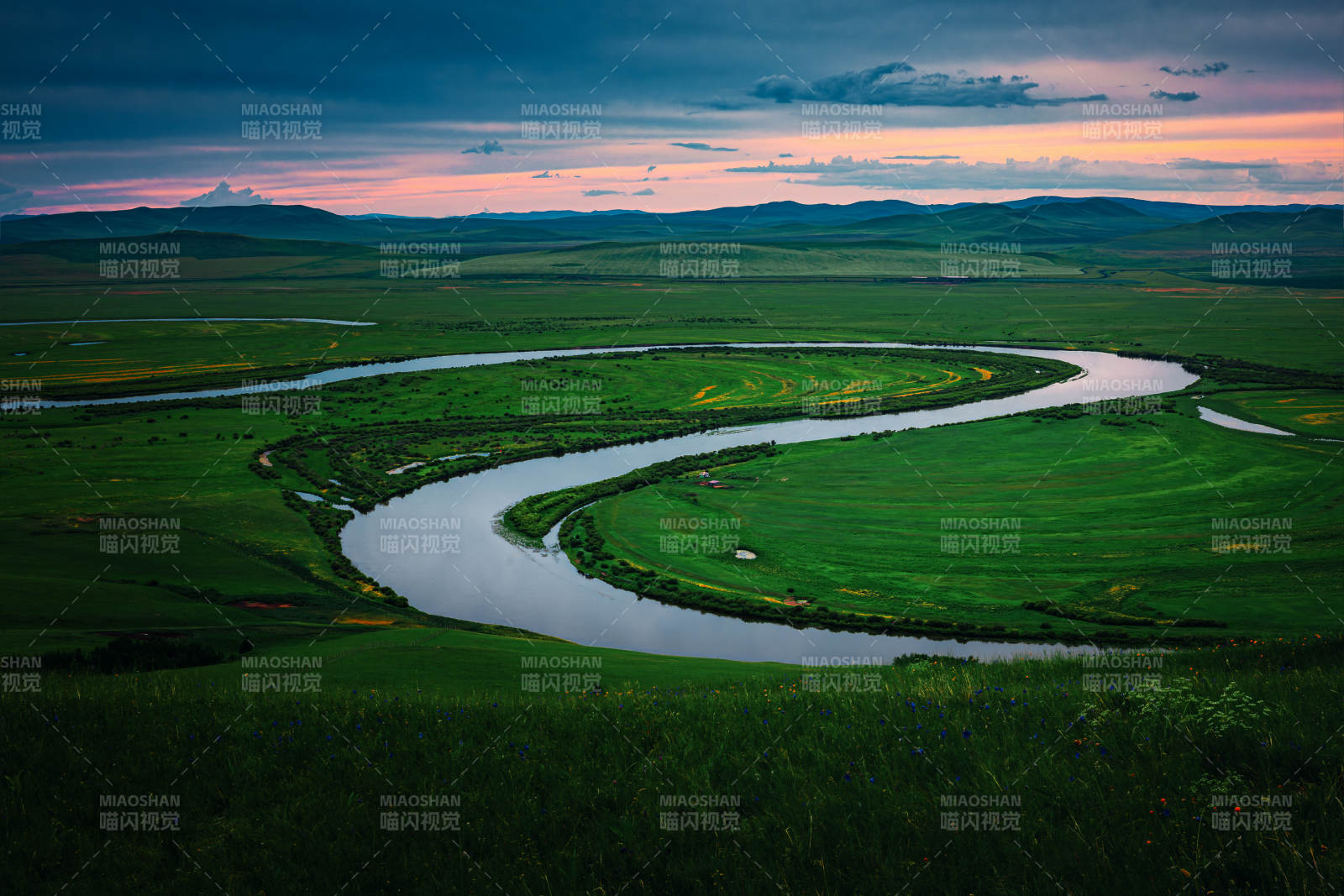 草原上的蜿蜒河流 --呼伦贝尔乌兰山图片