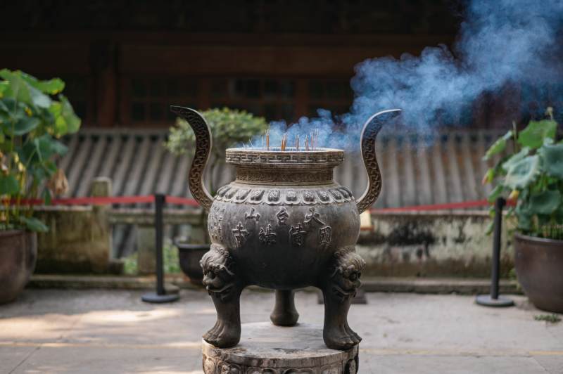 香炉袅袅烟 古寺静谧景图片