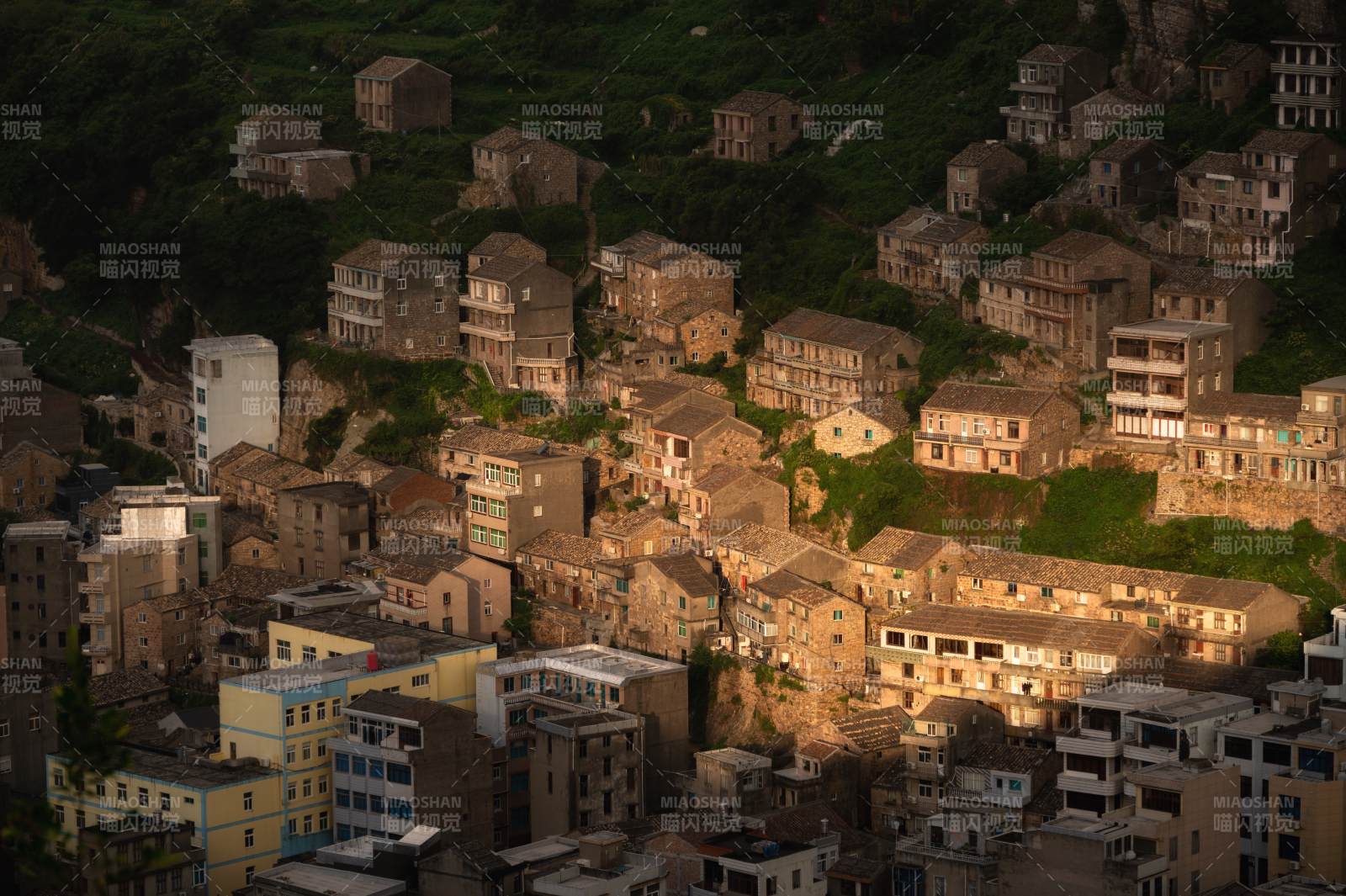 山城建筑群落光影交错（石塘镇）图片