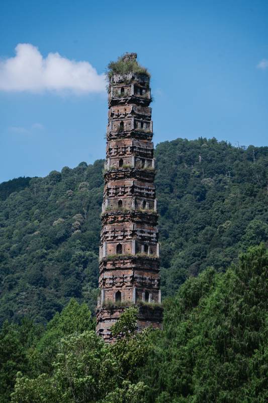 古塔屹立山间 绿树环绕（隋塔）图片