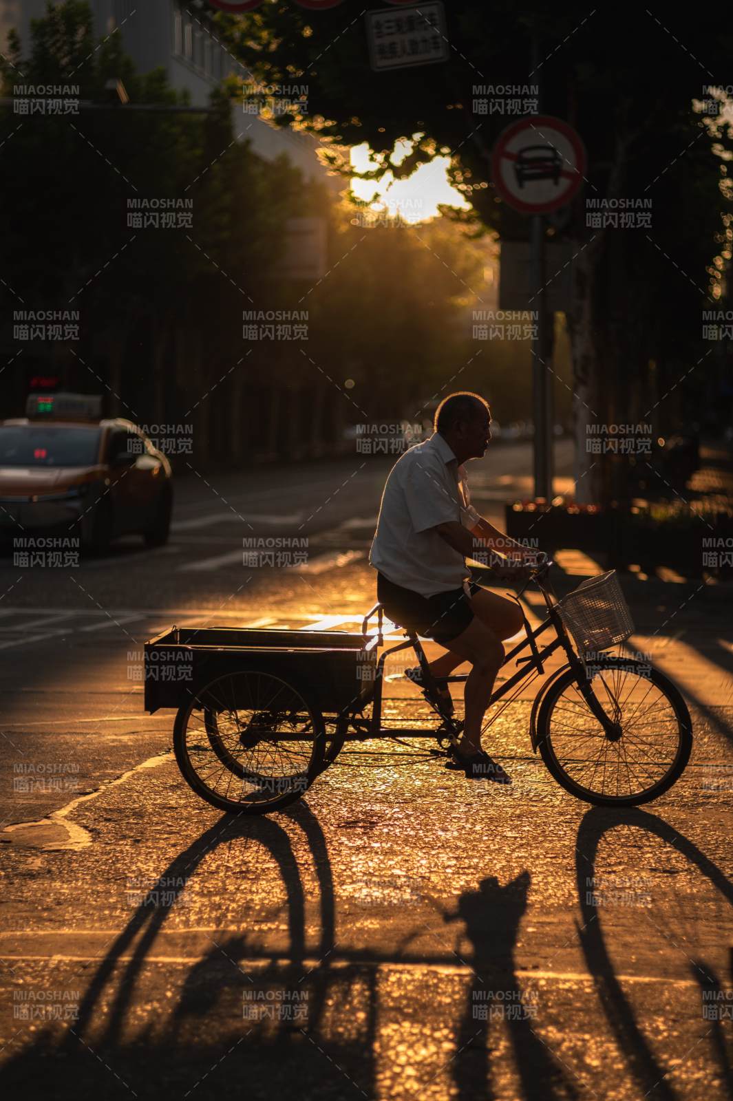 夕阳下的三轮车影图片