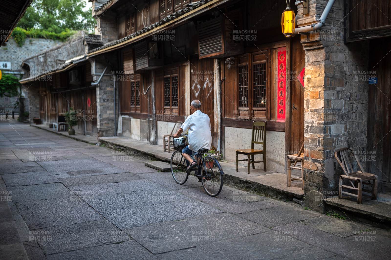 古镇街巷 骑车老人图片