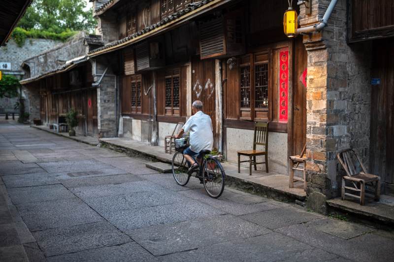 古镇街巷 骑车老人图片
