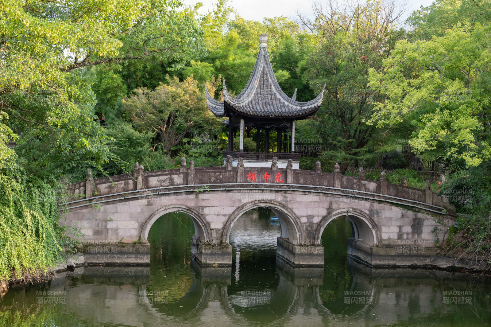 古桥亭影映碧水图片