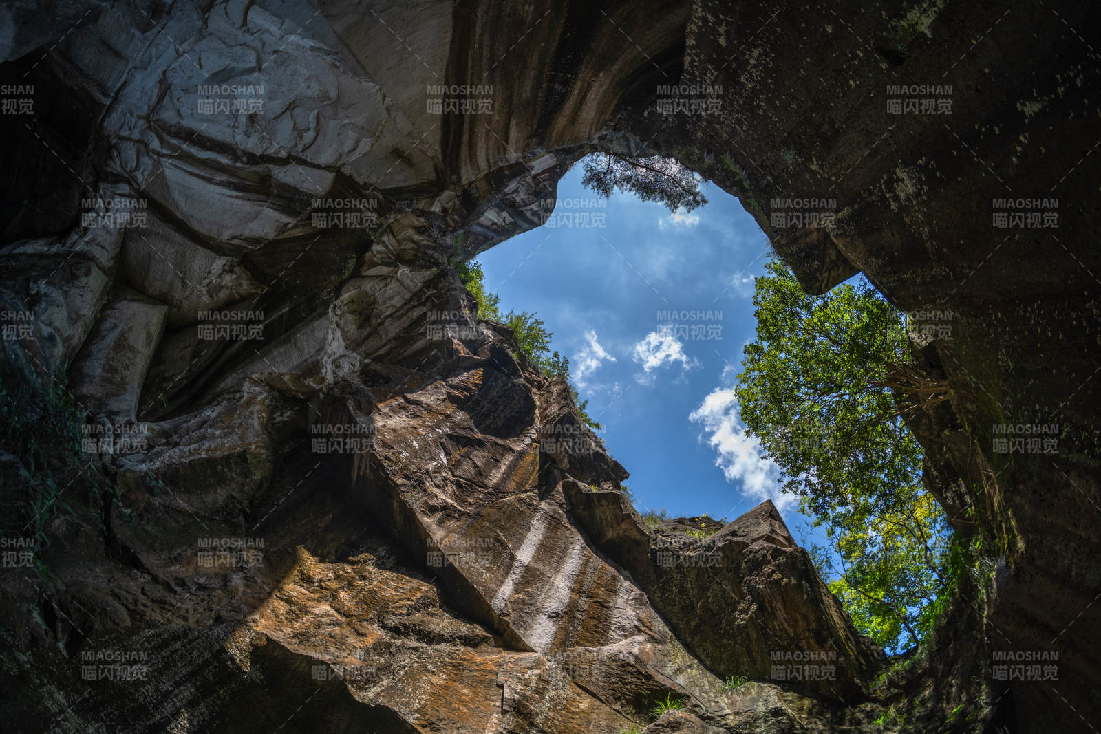 岩洞仰望蓝天绿树 长屿硐天图片