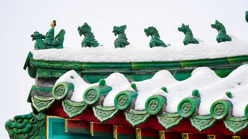 雪覆古檐 绿瓦生辉图片