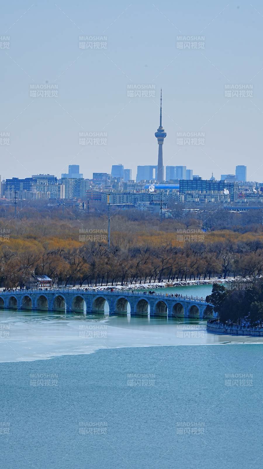 颐和园十七孔桥与电视塔图片