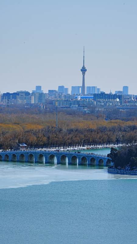 颐和园十七孔桥与电视塔图片