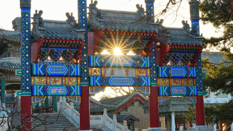 颐和园古建筑牌坊夕阳映照图片