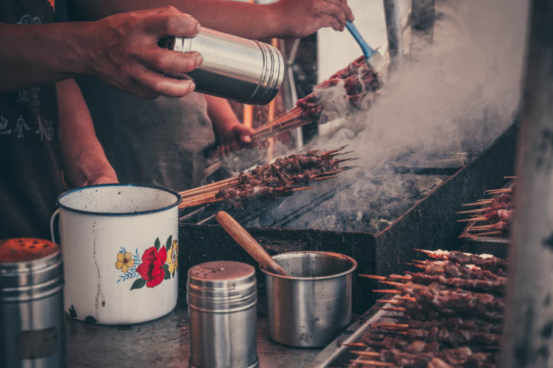 街头烧烤 烟雾缭绕图片