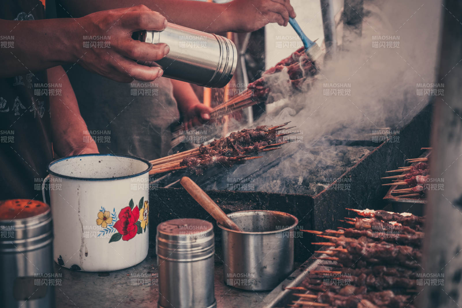 街头烧烤 烟雾缭绕图片