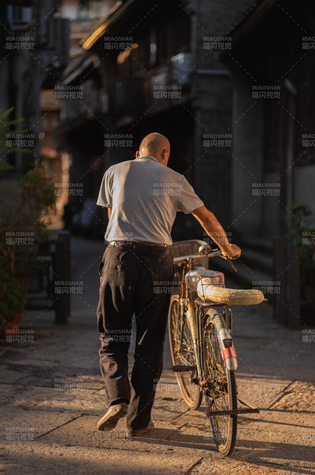 夕阳下的老街与自行车图片