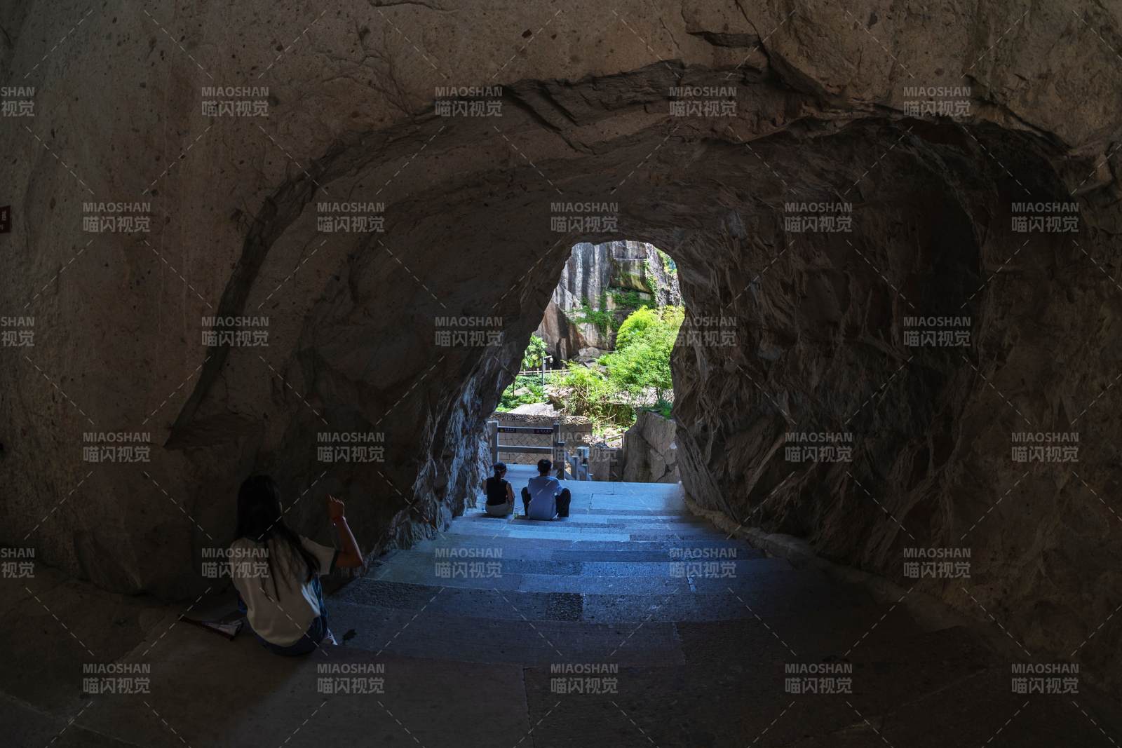 石洞深处的宁静时光图片