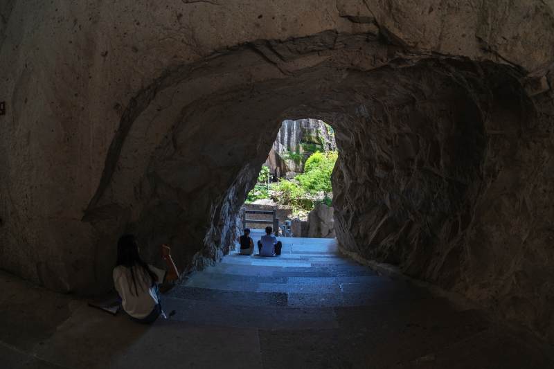 石洞深处的宁静时光图片