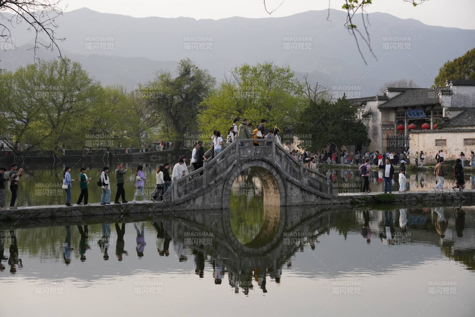 宏村古桥映水 游人如织图片