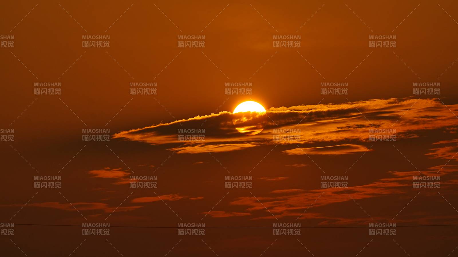 夕阳穿云 橙红天际图片