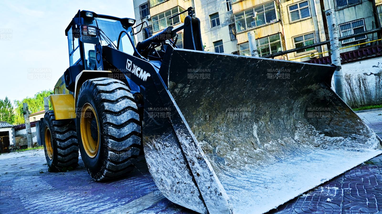 装载机施工现场作业图图片