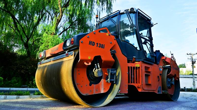 压路机在公园旁停靠图片