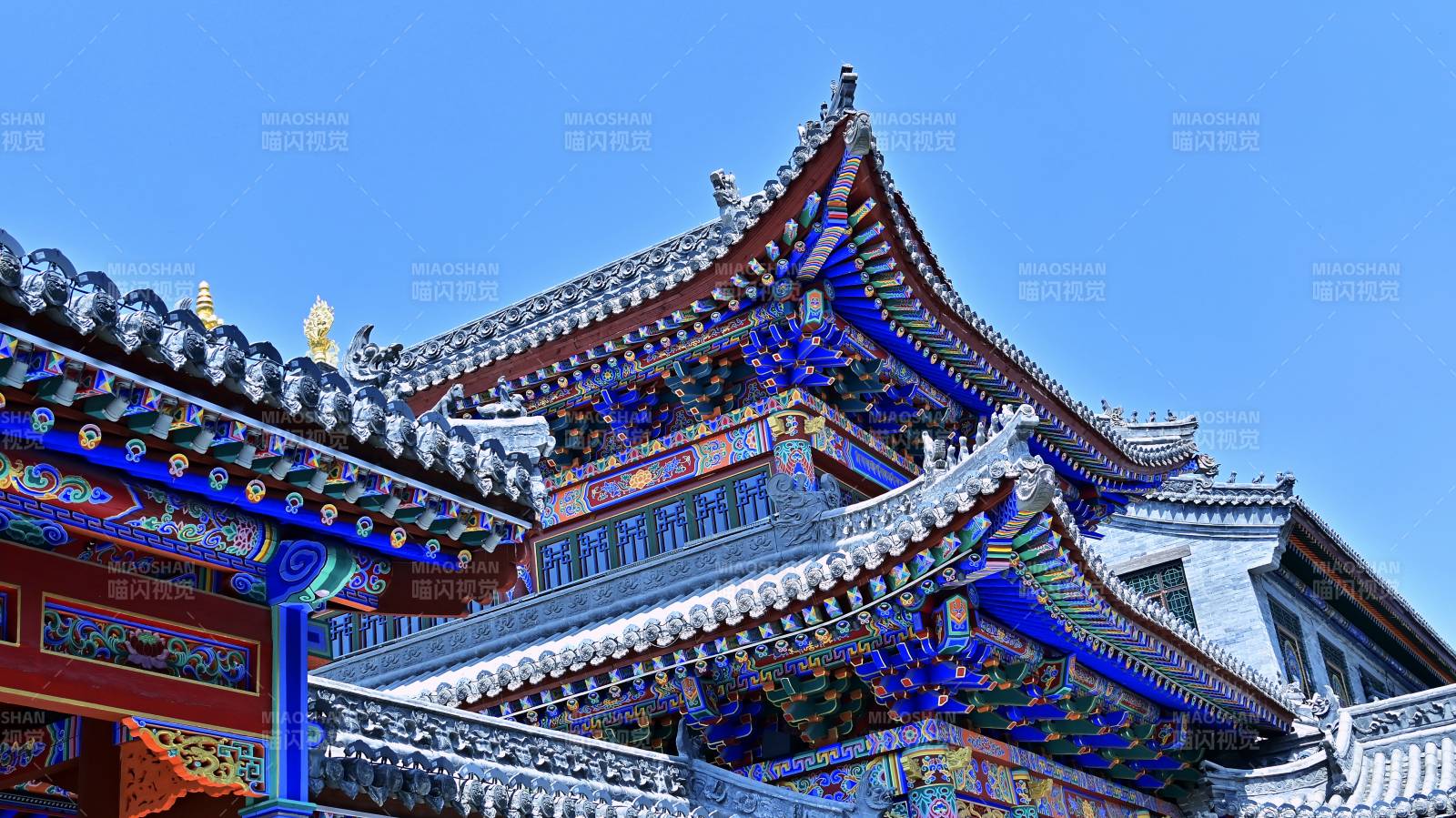 山西省五台山广胜寺古建筑的华丽屋顶图片