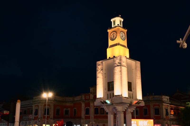 夜景中的泉州西街钟楼图片