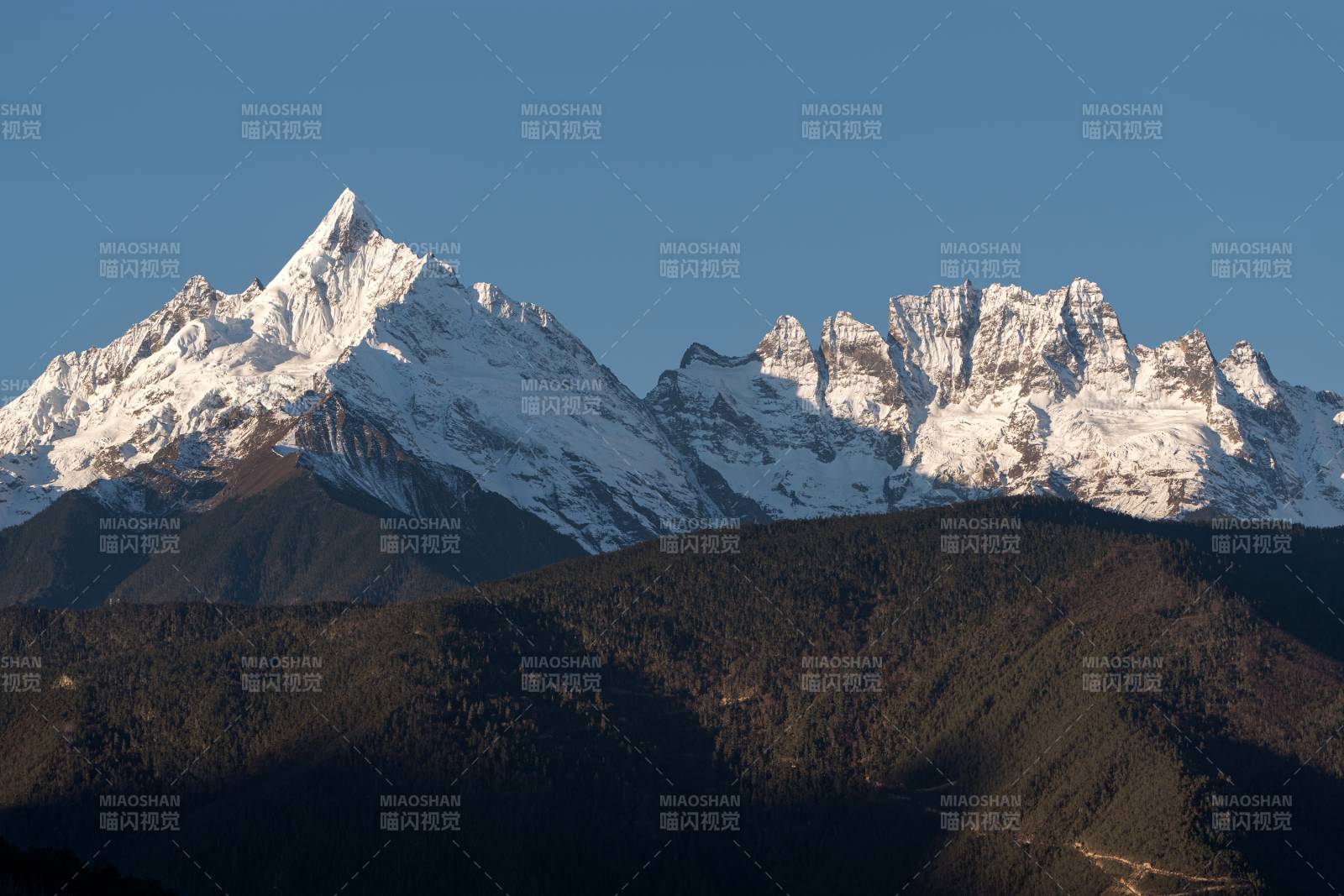香格里拉梅里雪山神女峰图片